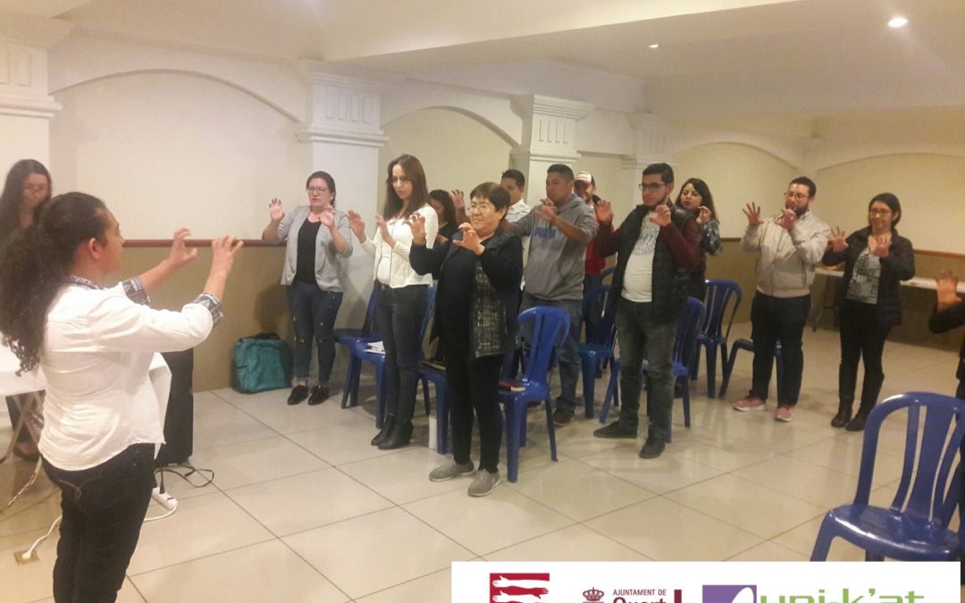 Formación para colectivos y funcionarios municipales sobre lenguaje de señas.