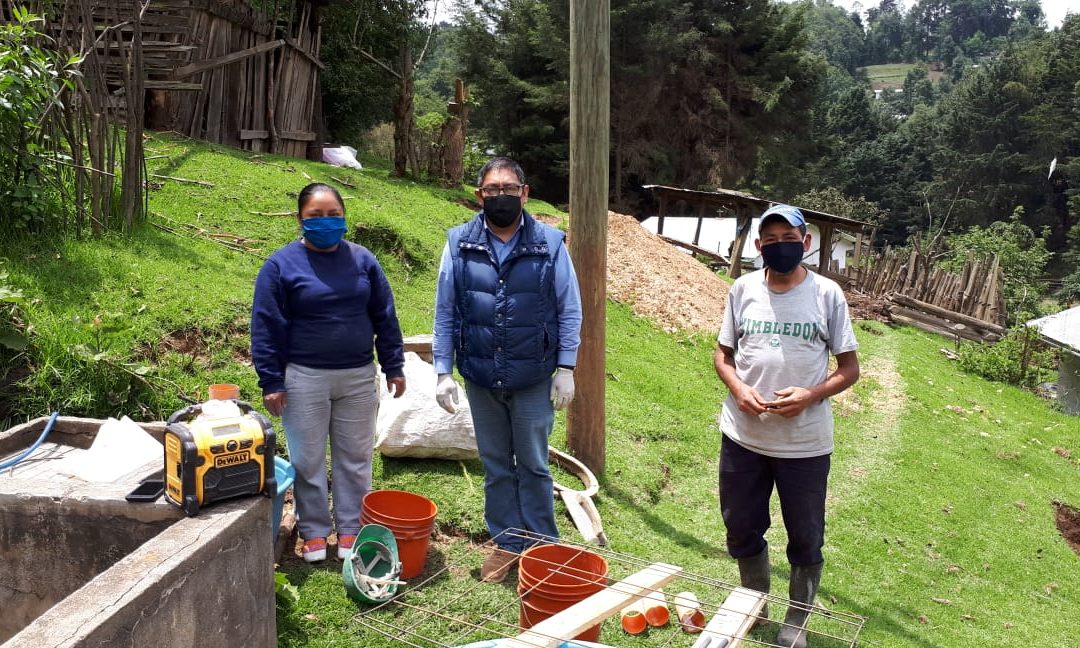 Visita a trabajos de construcción de letrinas en la comunidad de San Rafael Sacatepéquez, San Antonio Sacatepéquez.