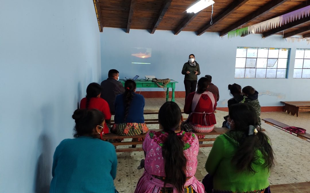 Líderes de la comunidad de Aldea Santo Domingo Participan en el taller sobre higiene, saneamiento y manejo sostenible de los recursos hídricos.