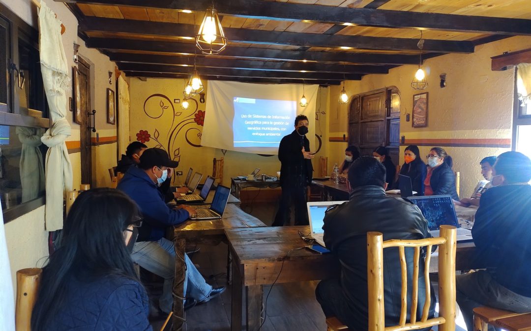 Personal técnico de las dependencias de la municipalidad de San Antonio Sacatepéquez, San Marcos, vinculadas a la prestación de servicios, participan en un taller sobre uso de sistemas de información geográfica para la gestión de servicios municipales, con enfoque ambiental.