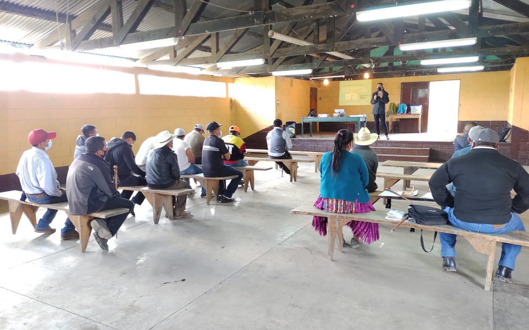 Líderes comunitarios y vecinos del Municipio de San Antonio Sacatepéquez, participan en la campaña de comunicación sobre saneamiento, agua y cambio climático.