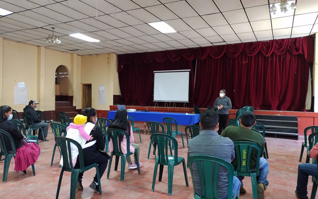 Líderes comunitarios y vecinos del Municipio de San Antonio Sacatepéquez, participan en la campaña de comunicación sobre agua y cambio climático.