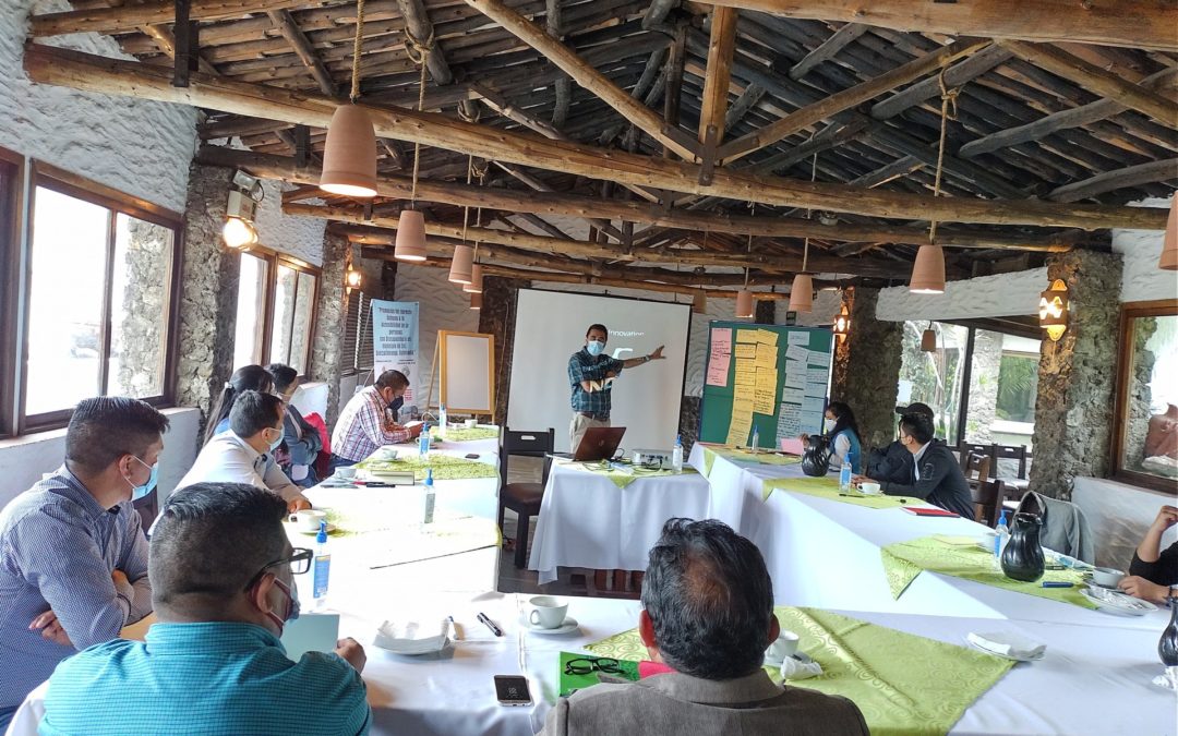 Técnicos y miembros del concejo municipal de la municipalidad de Zunil, Quetzaltenango, participan en un taller para identificar las competencias objeto de formación, en el marco del proyecto de Promoción del derecho humano a la Accesibilidad de las personas con discapacidad.