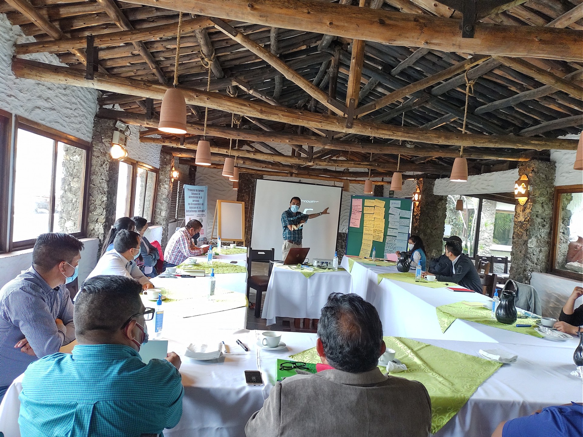 Técnicos y miembros del concejo municipal de la municipalidad de Zunil, Quetzaltenango, participan en un taller para identificar las competencias objeto de formación, en el marco del proyecto de Promoción del derecho humano a la  Accesibilidad de las personas con discapacidad.