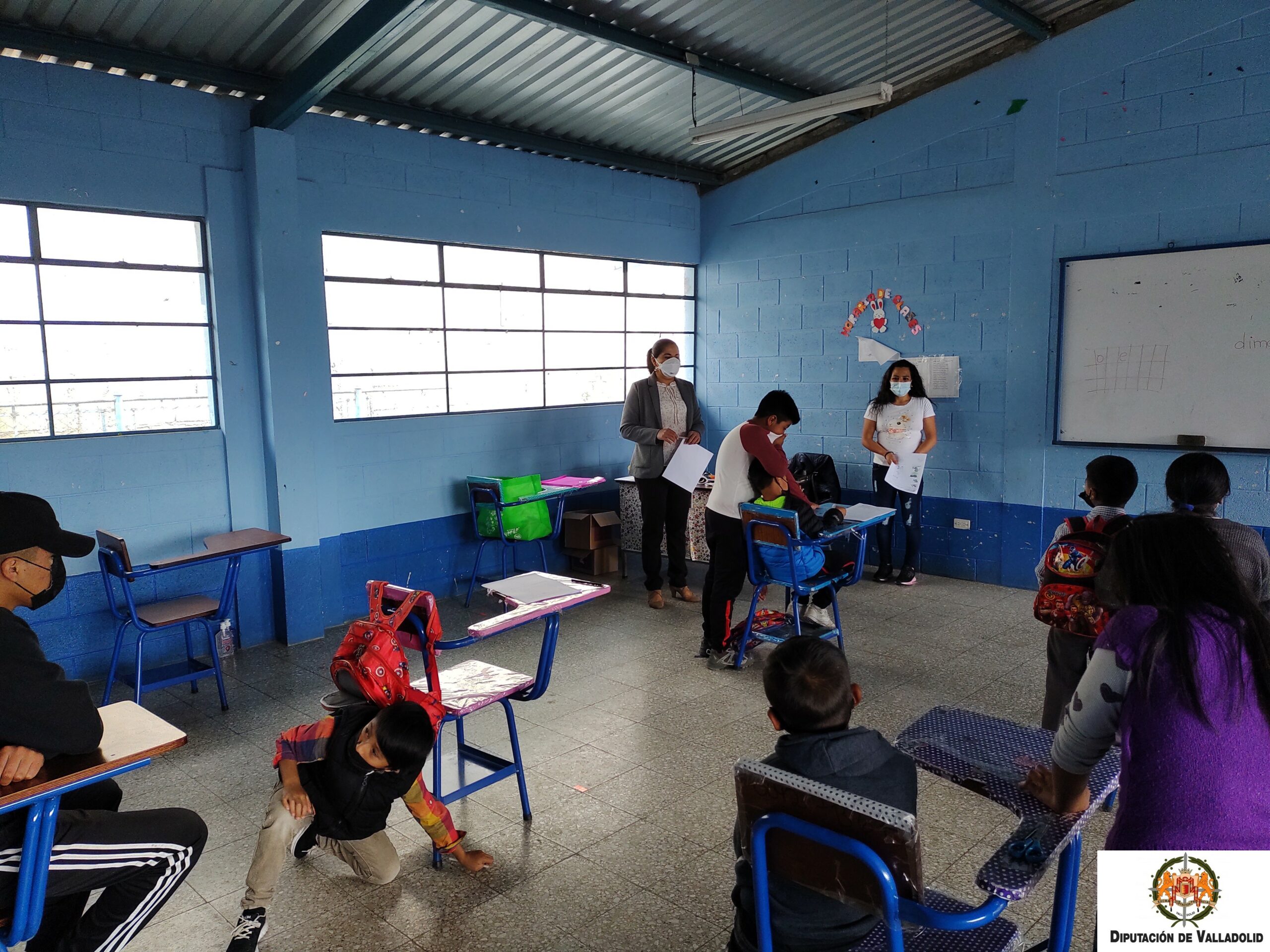 Muni-K´at entrega kits de higiene a estudiantes del municipio de San Antonio Sacatepéquez, para el cuidado y prevención del Covid-19.