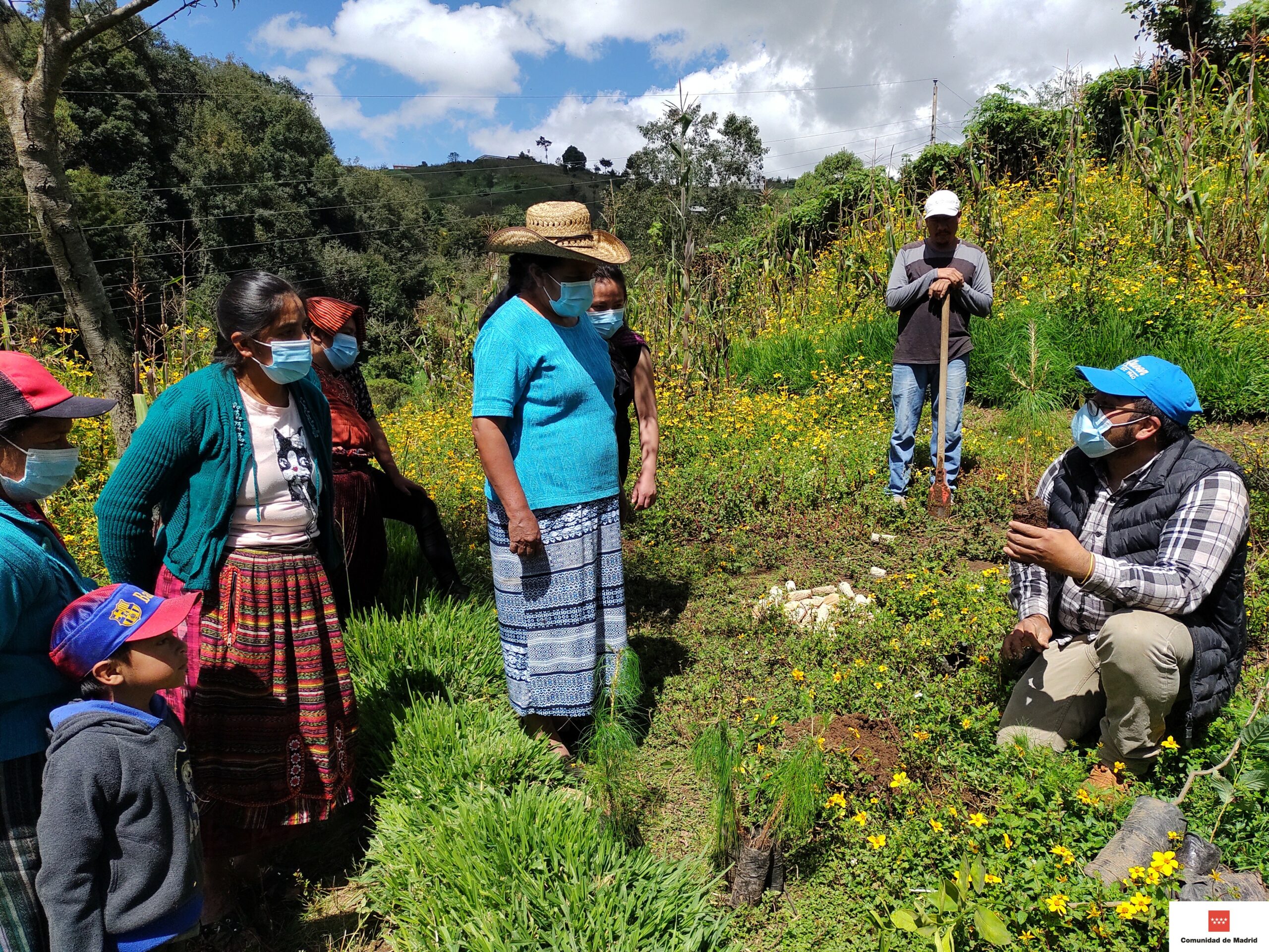 MUNI-K´AT en coordinación con la municipalidad de San Antonio Sacatepéquez, implementan con grupos de mujeres medidas de manejo integral de cuencas, que favorezca el empoderamiento económico de la mujer.