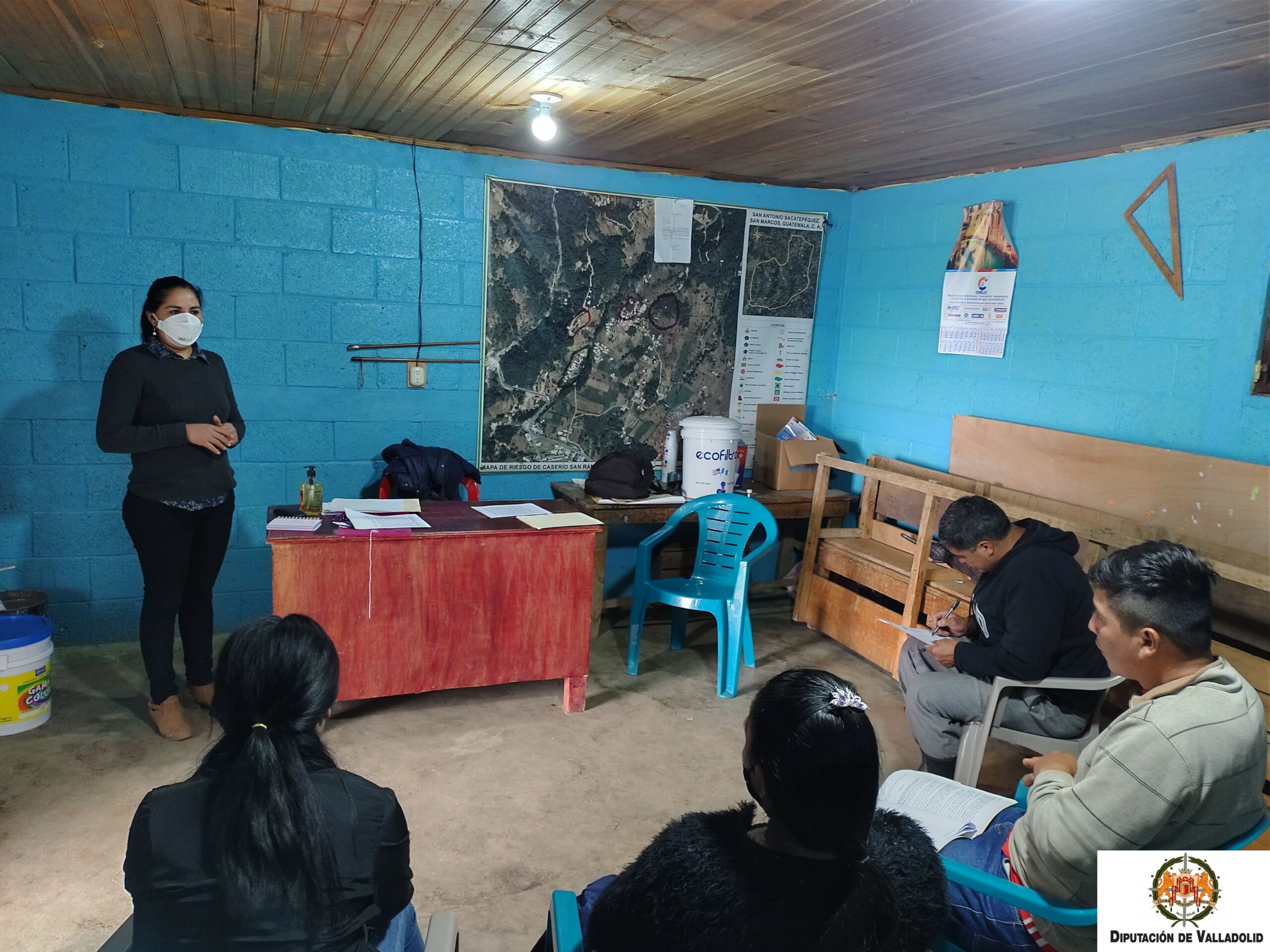 Titulares de derechos de la comunidad de San Ramón del municipio de San Antonio Sacatepéquez, participan en el taller sobre higiene, uso sostenible del agua y manejo integral de cuencas.