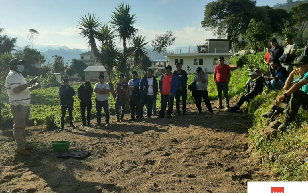 Productores agrícolas y vecinos del municipio de San Antonio Sacatepéquez, implementan medidas de Manejo Integral de Cuencas.