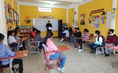 Estudiantes de centros educativos del municipio de Zunil, participan en charlas de sensibilización sobre derecho humano a la accesibilidad de las personas con discapacidad.