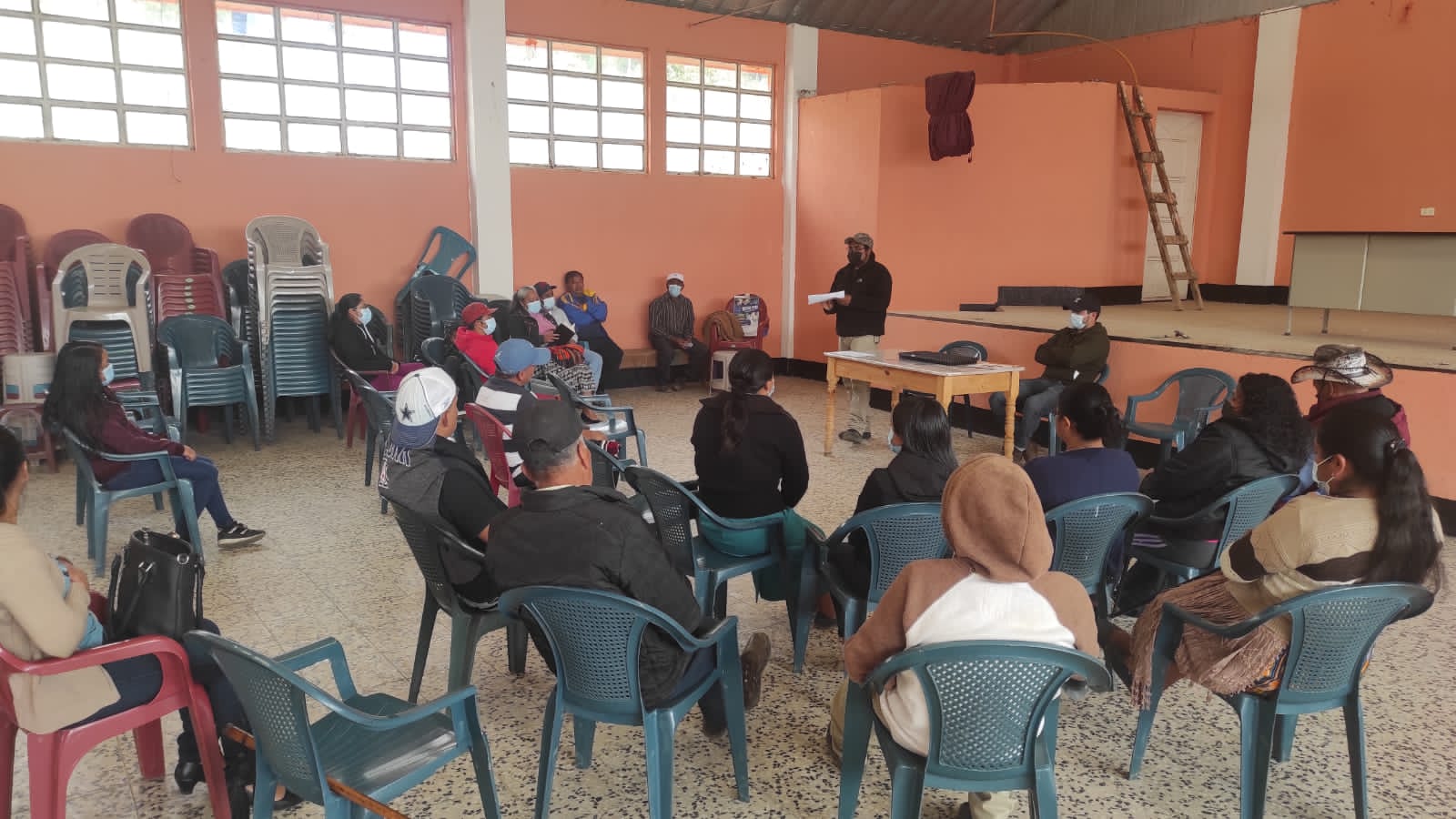 Productores agrícolas del municipio de San Antonio Sacatepéquez fortalecen sus conocimientos sobre manejo integral de cuencas.