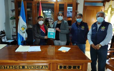 Se socializa y entrega Reglamento de agua del Caserío Tierra Blanca, al Alcalde y concejo municipal del Municipio de Esquipulas Palo Gordo.