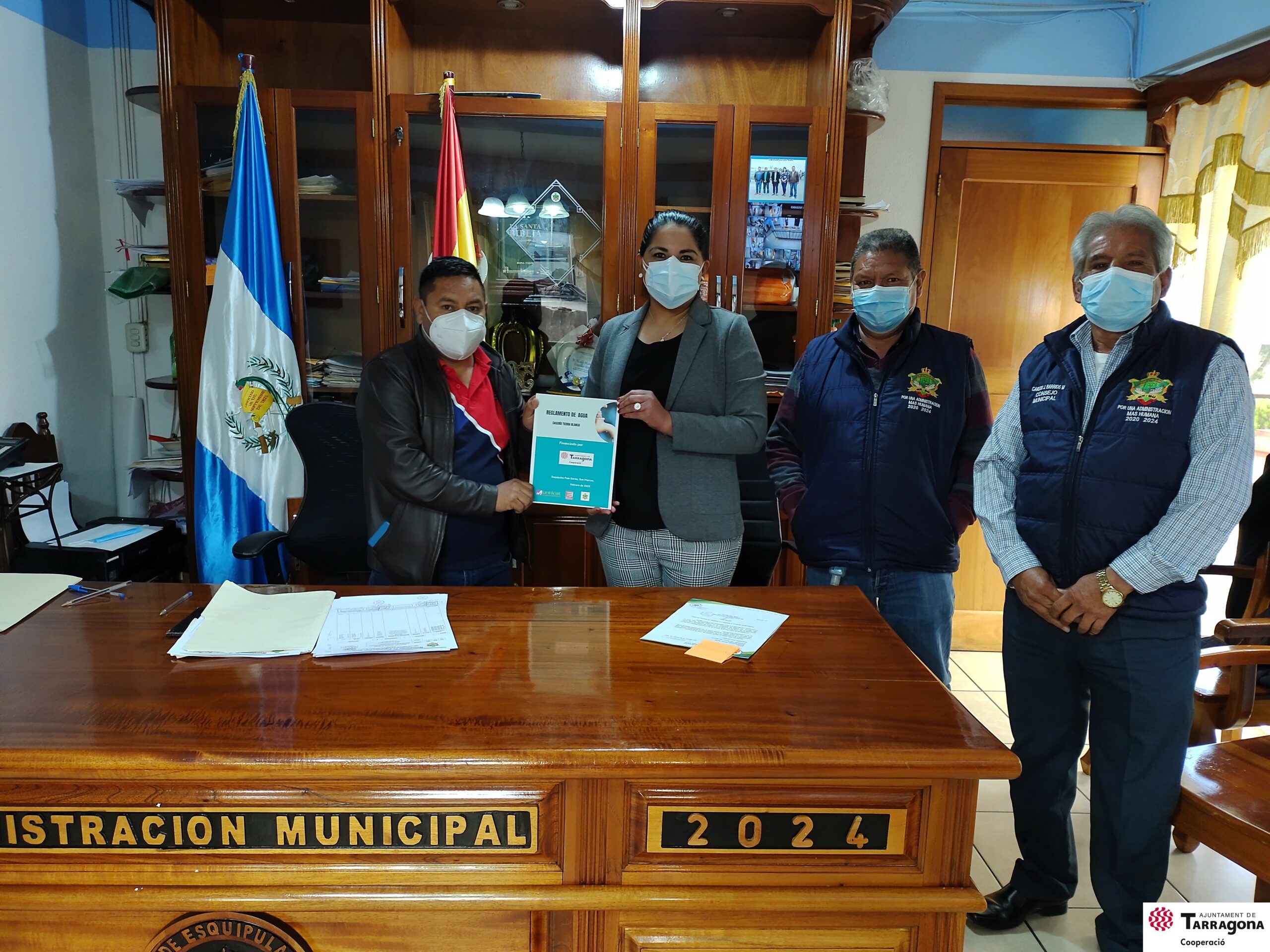 Se socializa y entrega Reglamento de agua del Caserío Tierra Blanca, al Alcalde y concejo municipal del Municipio de Esquipulas Palo Gordo.