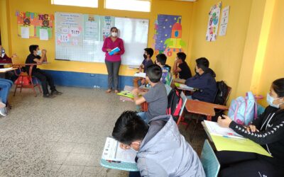 Estudiantes de centros educativos del municipio de Zunil, participan en charlas de sensibilización sobre derecho humano a la accesibilidad de las personas con discapacidad.