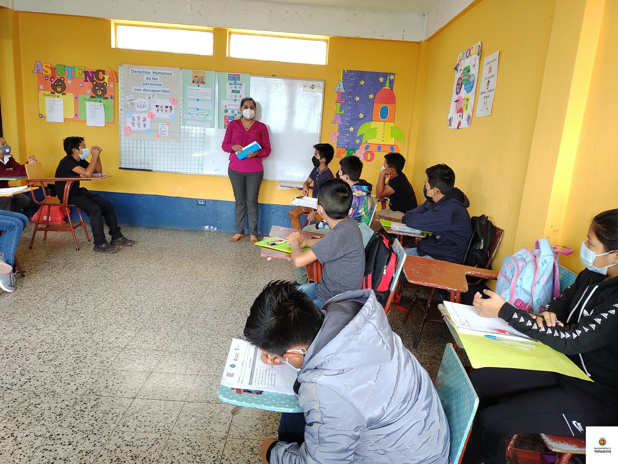 Estudiantes de centros educativos del municipio de Zunil, participan en charlas de sensibilización sobre derecho humano a la accesibilidad de las personas con discapacidad.
