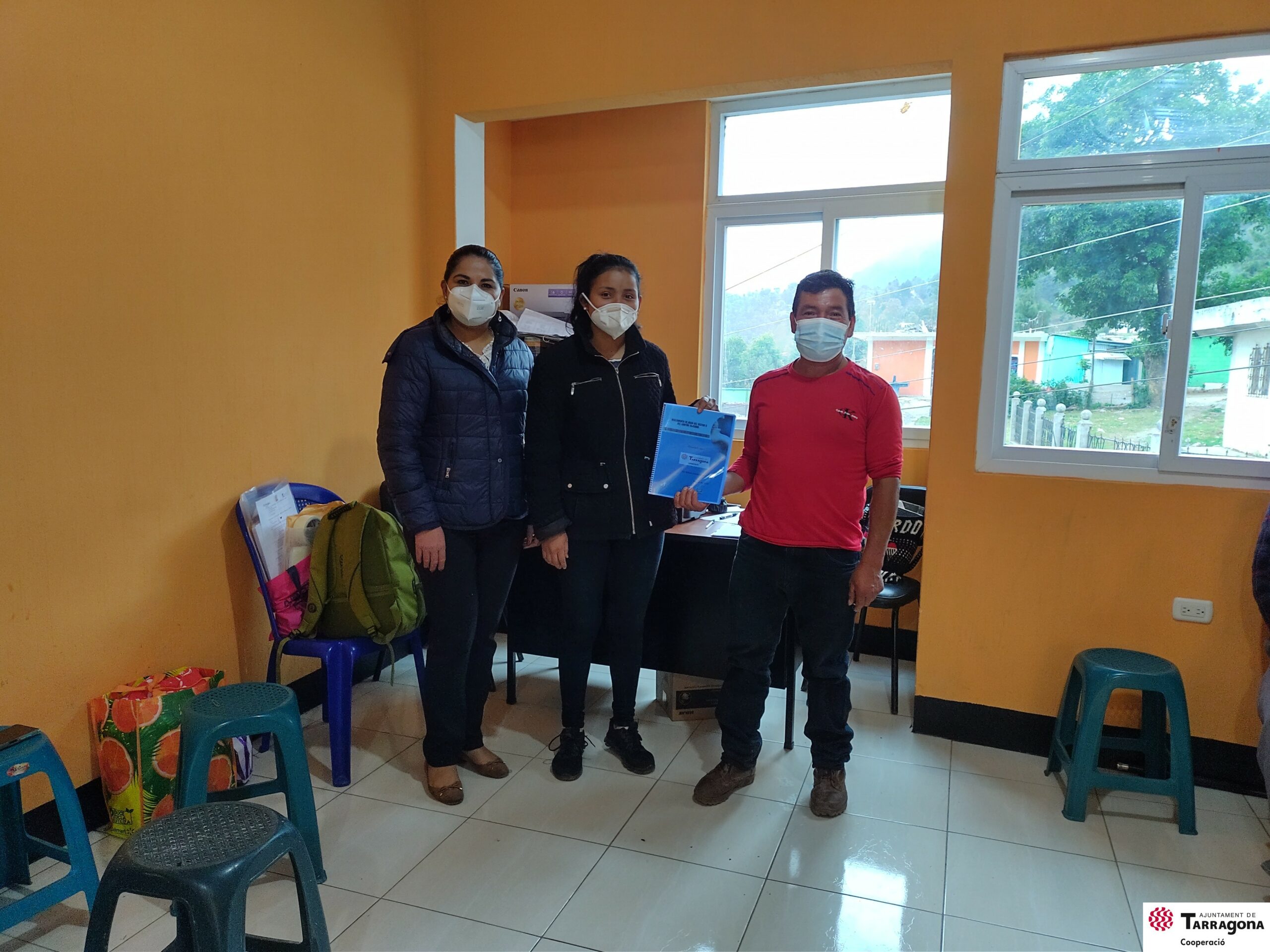 Líderes comunitarios del Cantón Tojchina, del Municipio de San Antonio Sacatepéquez, participan en la asamblea de aprobación del Reglamento de Agua.