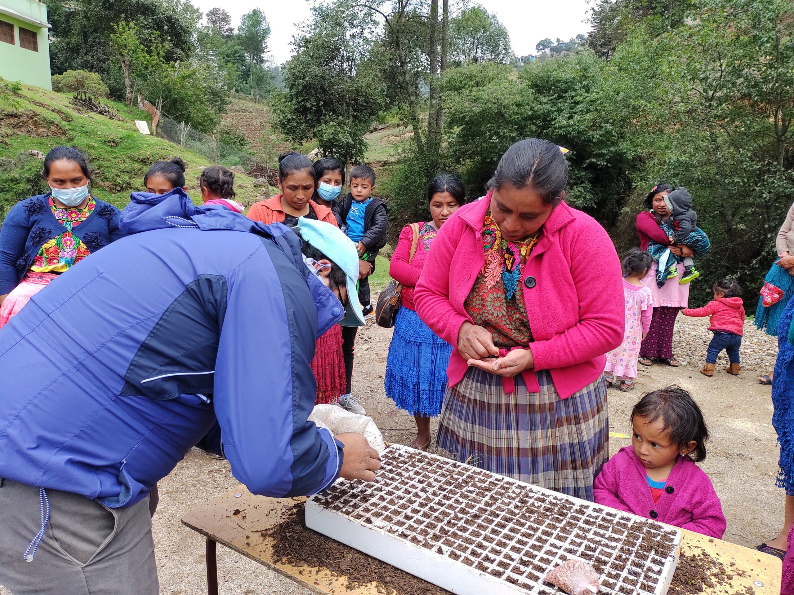 Se implementan medidas de manejo integral de cuencas con grupos de mujeres del municipio de San Antonio Sacatepéquez.