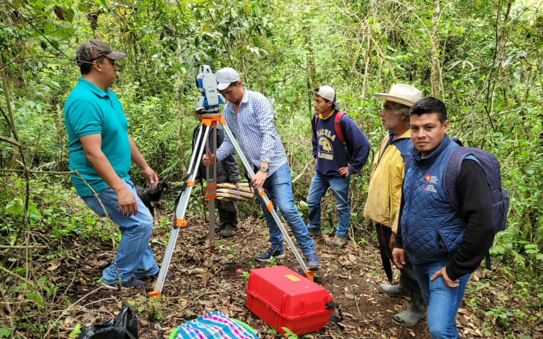 MUNI-K´AT en coordinación con la Municipalidad de Esquipulas Palo Gordo realizan replanteamiento topográfico al sistema de agua domiciliar en Aldea Buena Vista.