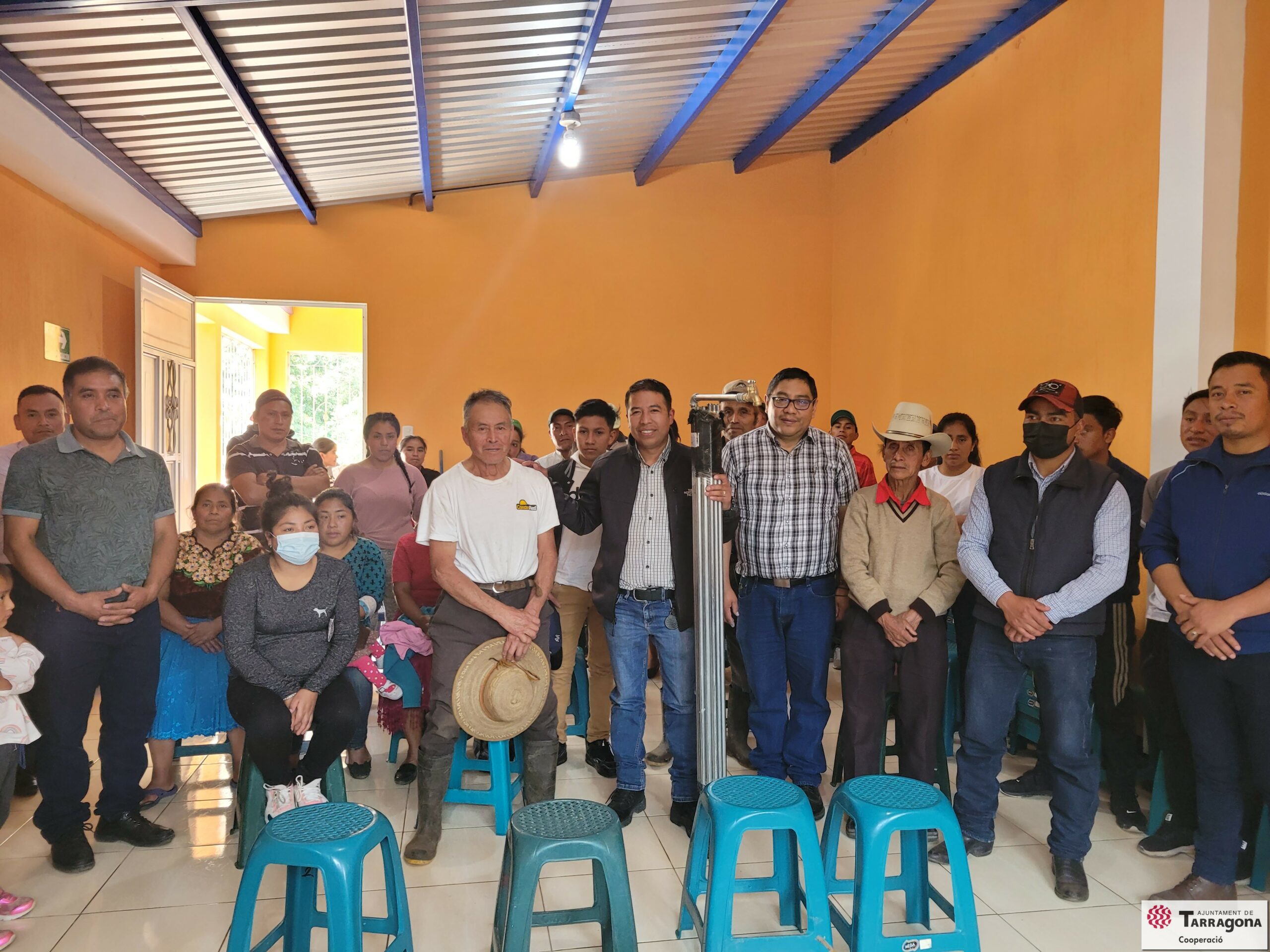 Se entregan accesorios y materiales para conexiones domiciliares a beneficiarios del sector II de Aldea Tojchina del municipio de San Antonio Sacatepéquez.