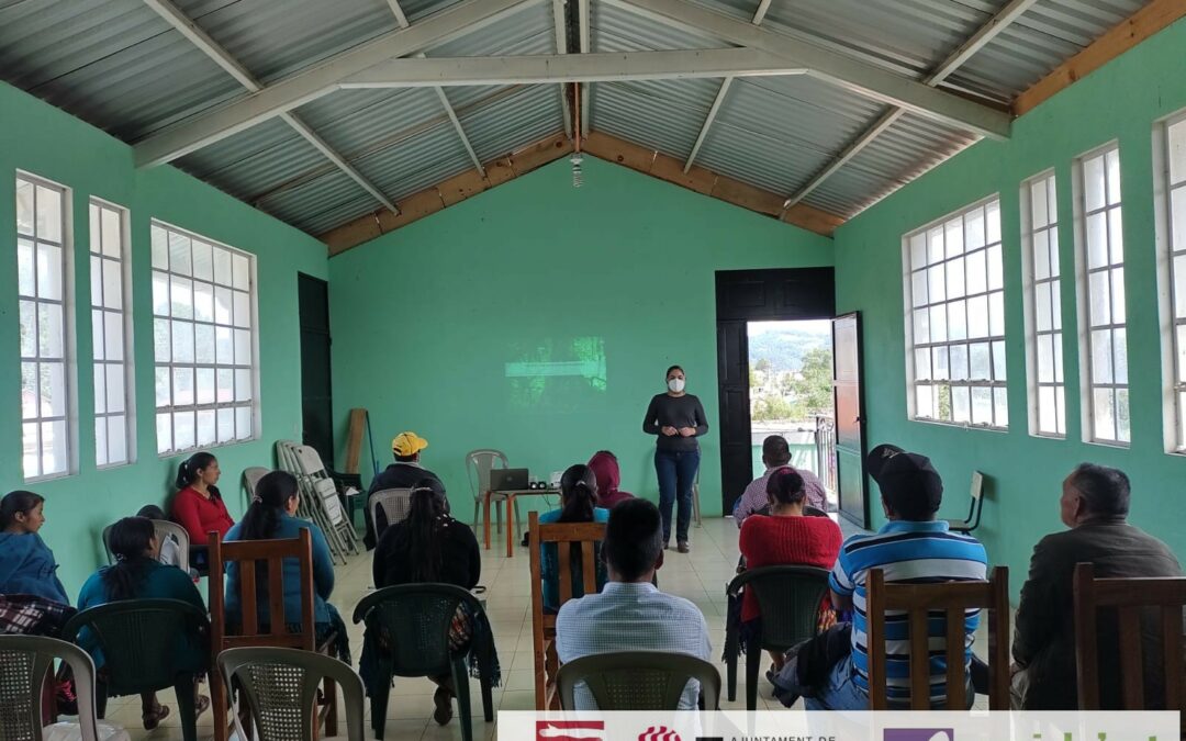 Líderes comunitarios del municipio de San Antonio Sacatepéquez fortalecen sus conocimientos sobre prácticas comunitarias de manejo integral de cuencas.