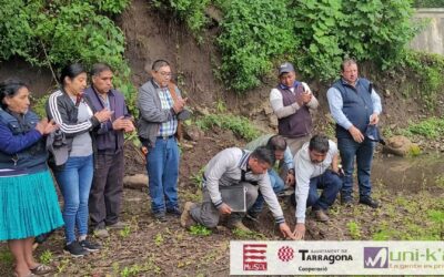 Colocación de la primera piedra para iniciar trabajos de construcción del tanque de almacenamiento de agua, en el Cantón Tojchina.