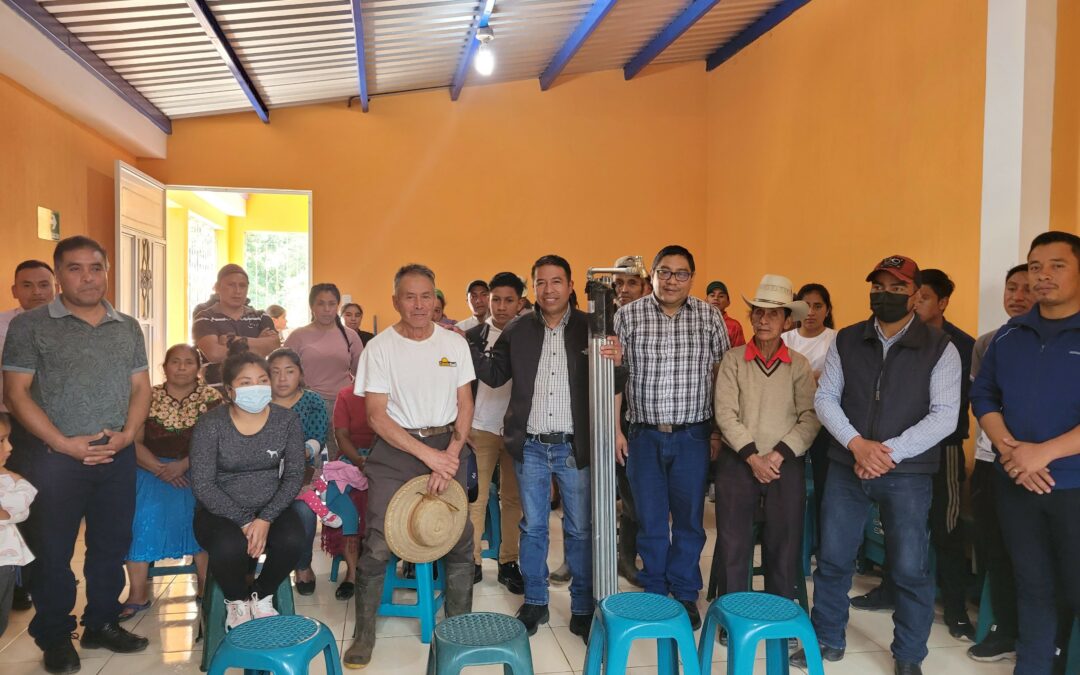 Se entregan accesorios y materiales para conexiones domiciliares a beneficiarios del sector II de Aldea Tojchina del municipio de San Antonio Sacatepéquez.