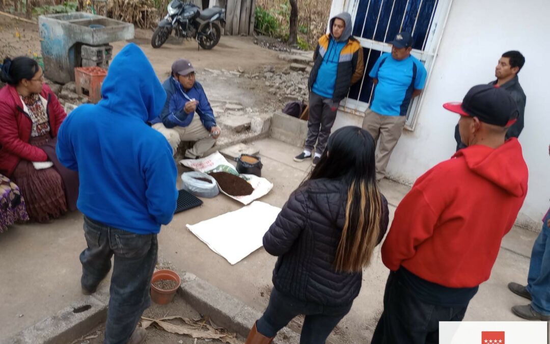 Productores agrícolas de las comunidades de Santa Irene y San Miguel de los Altos del municipio de San Antonio Sacatepéquez  participan en  taller sobre la elaboración de sustrato para la producción de pilones.